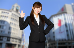 OKサインを出す女性