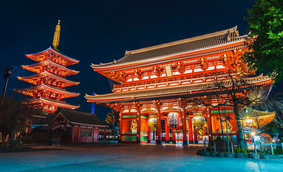 浅草寺の美しい夜の外観